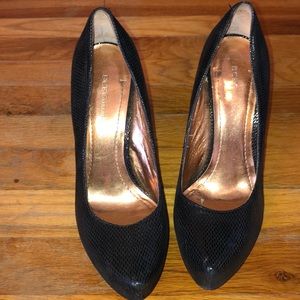 BCBG BLACK PUMPS